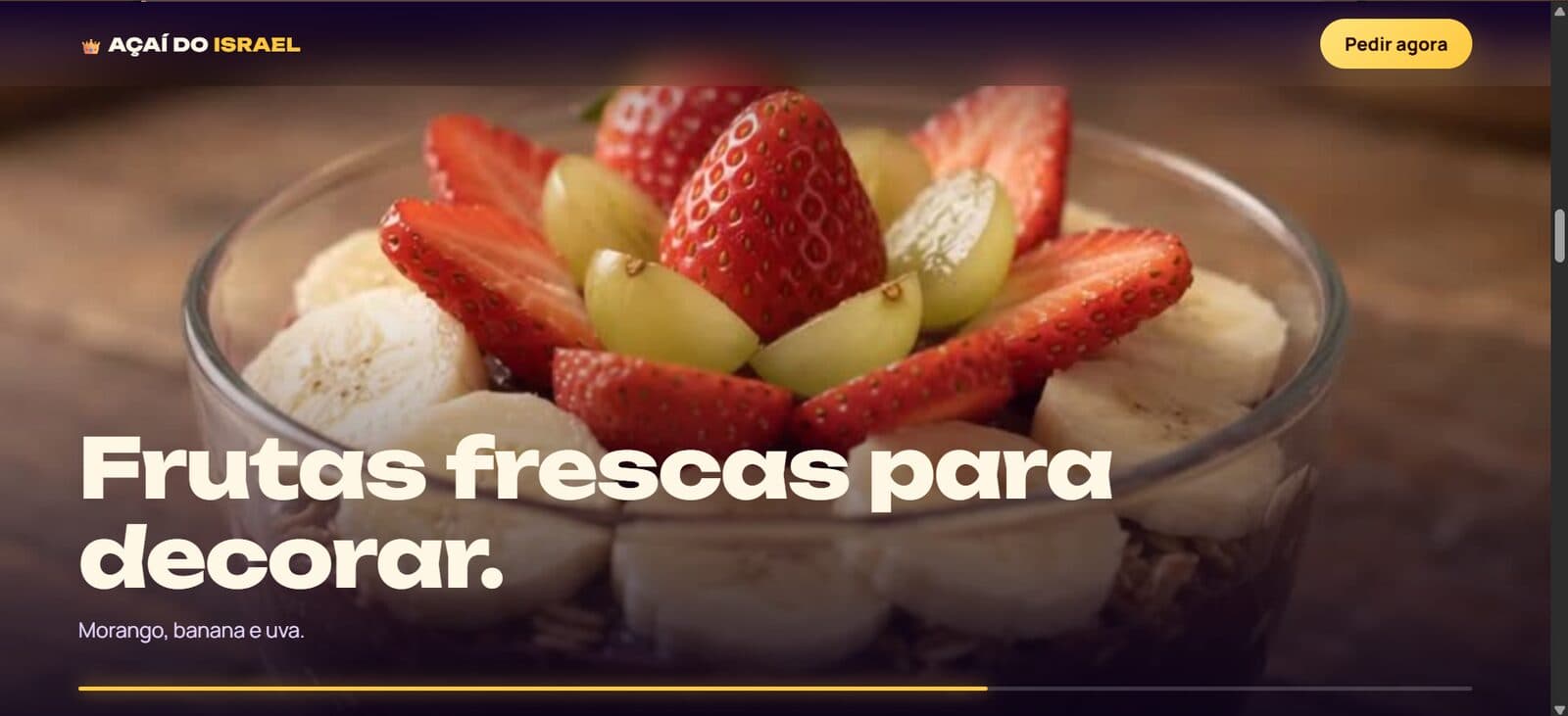 “Frutas frescas para decorar”: morango, banana e uva fecham a montagem e dão vontade de pedir.